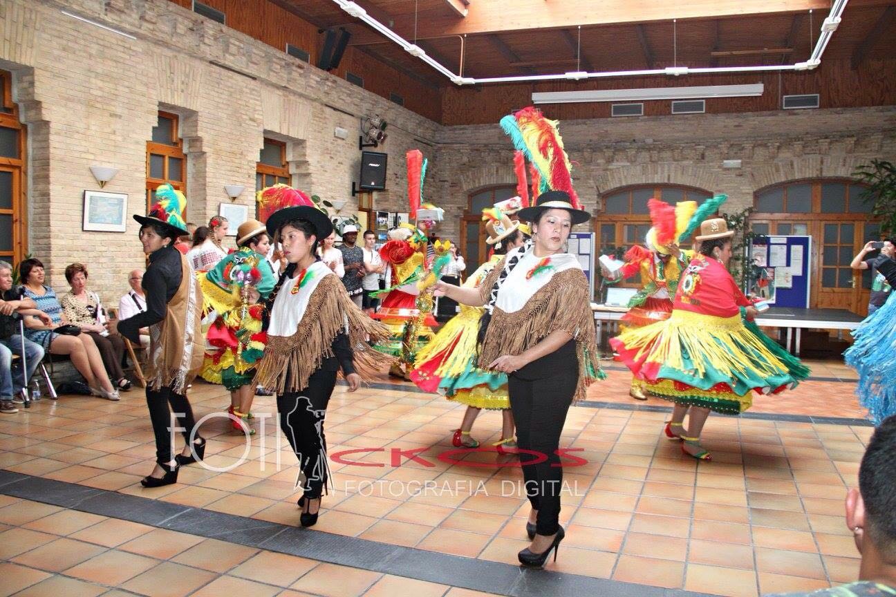 Bolivia bailando en la Casa de las Culturas por Mundialito Zaragoza 2016