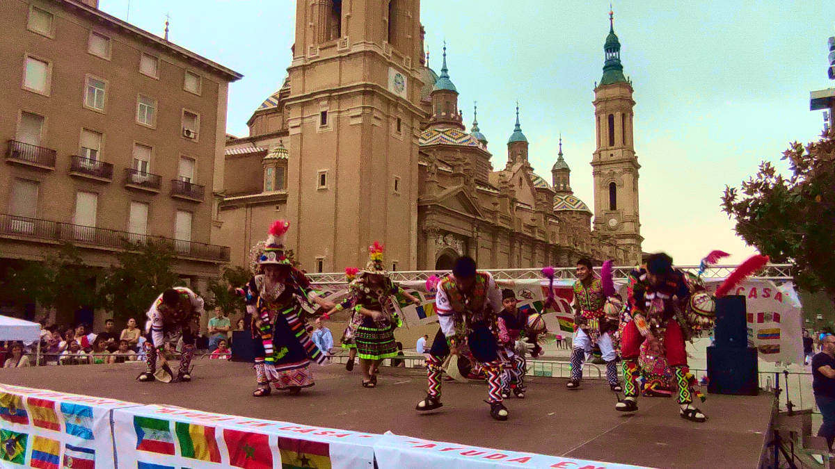Grupo Fraternidad Folklórica y Cultural Tinkus San Simón Filial Navarra (Bolivia) en la Plaza del Pilar, Sorteo Mundialito Integración Zaragoza 2024
