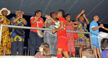 Guinea Ecuatorial senior campeones en el Mundialito Integración Zaragoza 2017 saludando a representación de su país